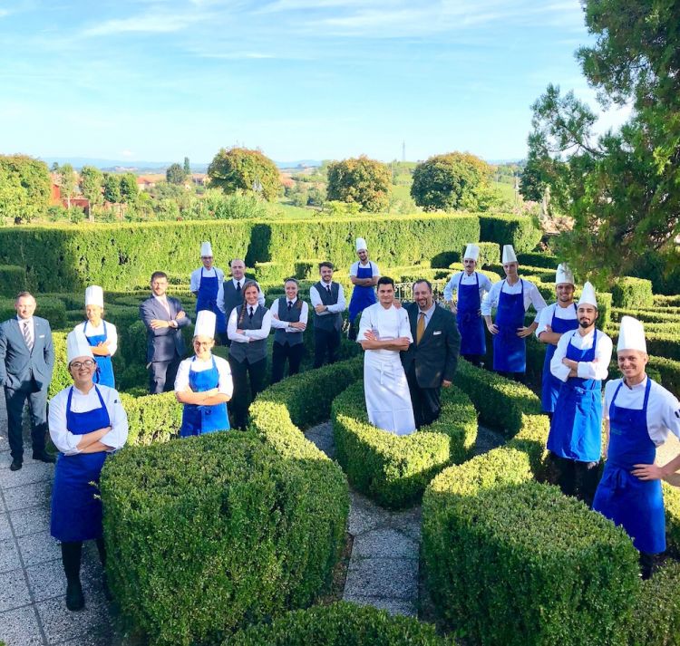 Boffa nel giardino con brigata e staff
