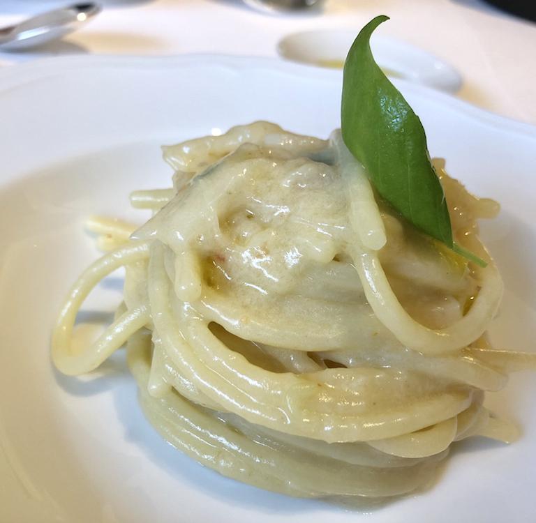 LA STORIA 2. Spaghettoni Benedetto Cavalieri, cipollotto fresco di Tropea e peperoncino
