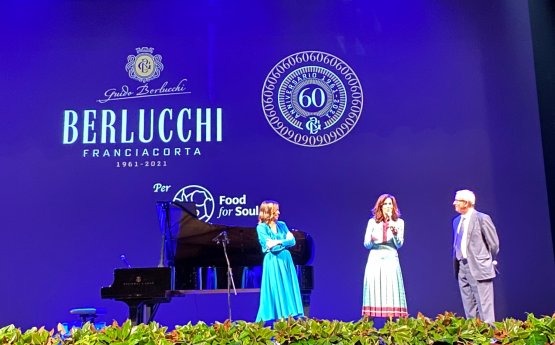 Cristina Parodi, Lara Gilmore e Arturo Ziliani sul Palco del Teatro Grande di Brescia per il concerto benefico a sostegno di Food for Soul
