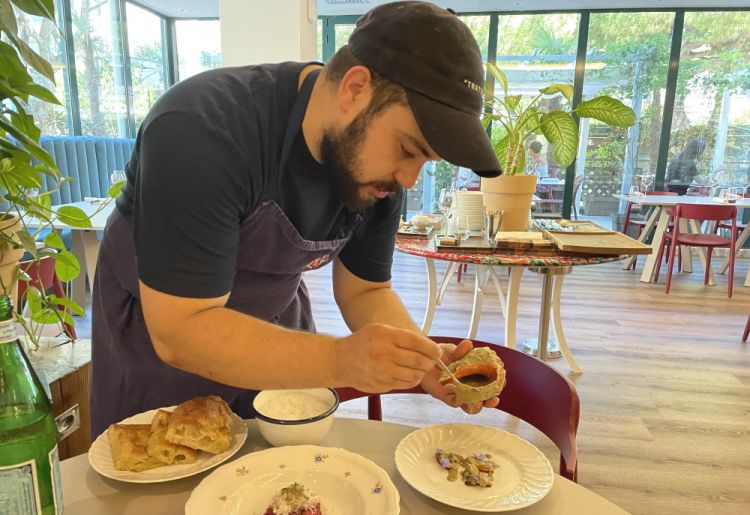 Ticchi ultima al tavolo la preparazione di un antipasto, Insalata di lumacone di mare “rapana venosa”