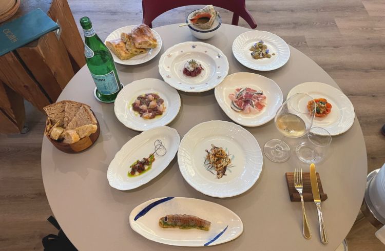 La tavola imbandita per gli antipasti
