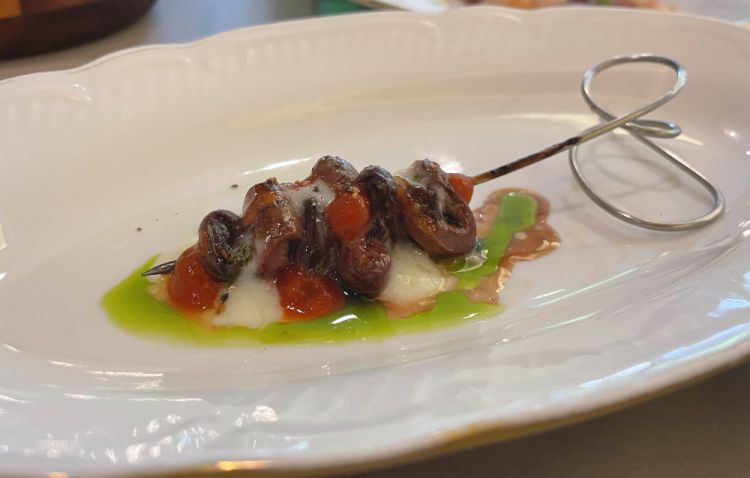 Spiedino di cuore di leccia e di cuore di anatra con salse di pomodoro affumicato e di aglio dolce