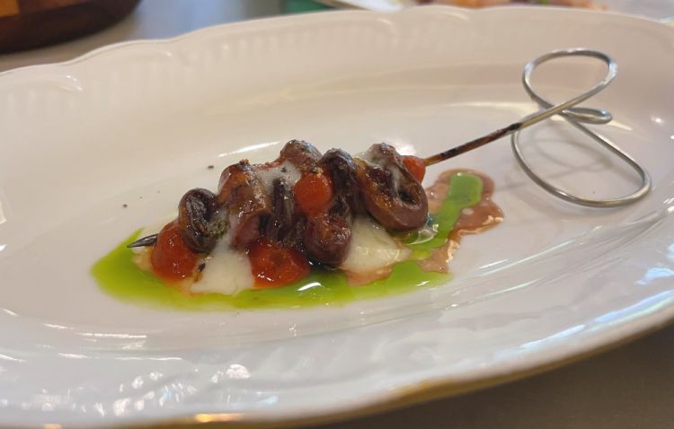 Spiedino di cuore di leccia e di cuore di anatra con salse di pomodoro affumicato e di aglio dolce
