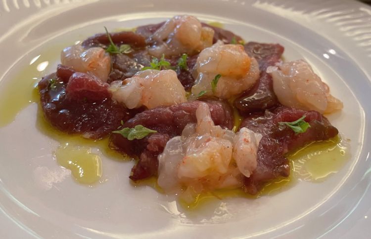 Carpaccio di asino e gamberi rosa crudi