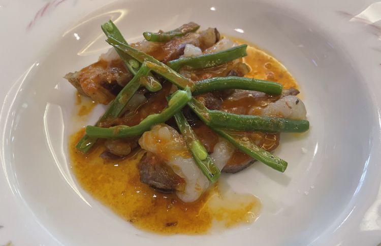 Mora romagnola, scampi, fagiolini, salsa di pomodoro e teste di scampi