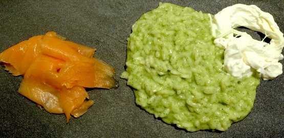 Risotto alle ortiche, ciuffetti di stracciatella di fior di latte e carpaccio di salmone affumicato
