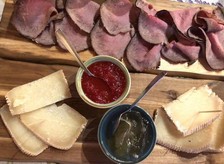 L'aperitivo di benvenuto a cura della signora Cinzia presso il B&B L'orso e l'ape. Cinzia, origini comasche, propone all'aperitivo il suo roast beef, marmellata di peperoni fatta in casa, mostarda di pere e formaggi locali
