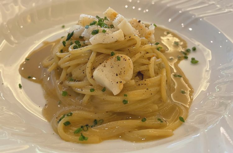 Spaghettino tiepido al fegato di seppia e uova di seppia
