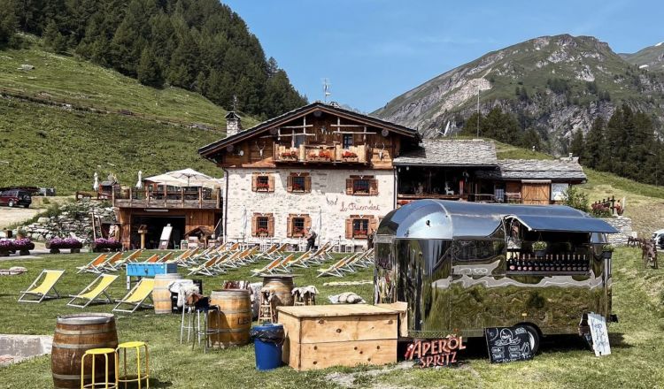 Lo chalet Lo Riondet si trova sulla Strada Statale