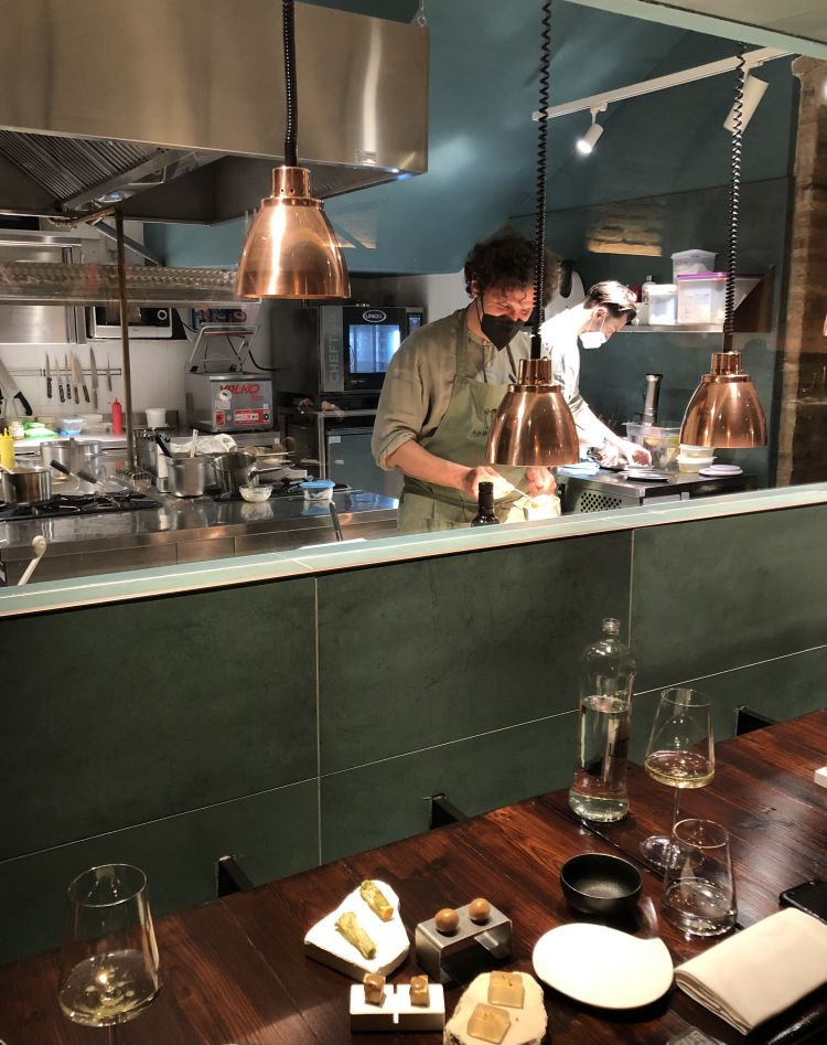 Lo chef Enzo Di Pasquale in azione nella cucina a vista di Aprudia, a Giulianova (Teramo)
