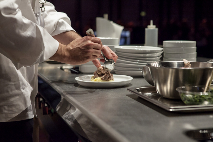 "La ricerca sulle tecniche per la mensa d'ospedale ha per forza influenza sulla cucina del Reale" (ristorante con 3 stelle Michelin)
