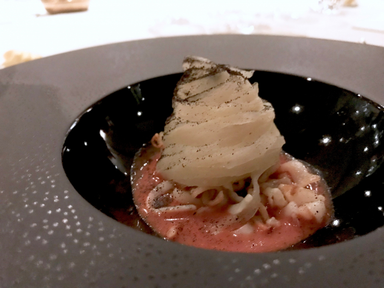 Spaghetti di patate con calamari, zuppa di pesce e polvere di porro (Berton)
