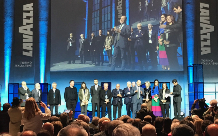 Sul palco, da sinistra, Carlin Petrini, Ralph Appelbaum, Alessandro Baricco, Cino Zucchi, Camilla Zanarotti, Marco Lavazza, Ferran Adrià, Dante Ferretti, Alberto Lavazza, Federico Zanasi, Giuseppe Lavazza, Antonella Lavazza, Manuela Lavazza, Francesca Lavazza, Piefrancesco Favino
