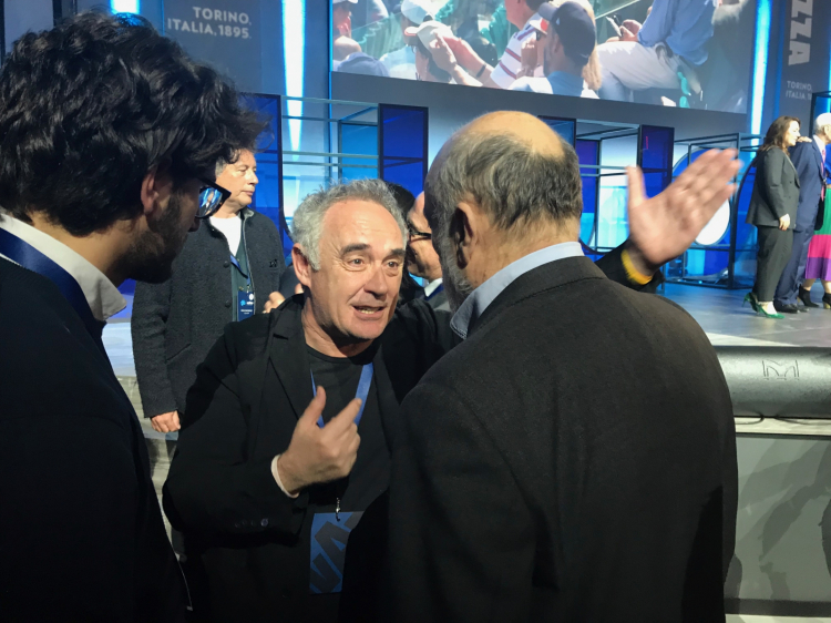 Adrià chiacchiera con Carlin Petrini, di spalle