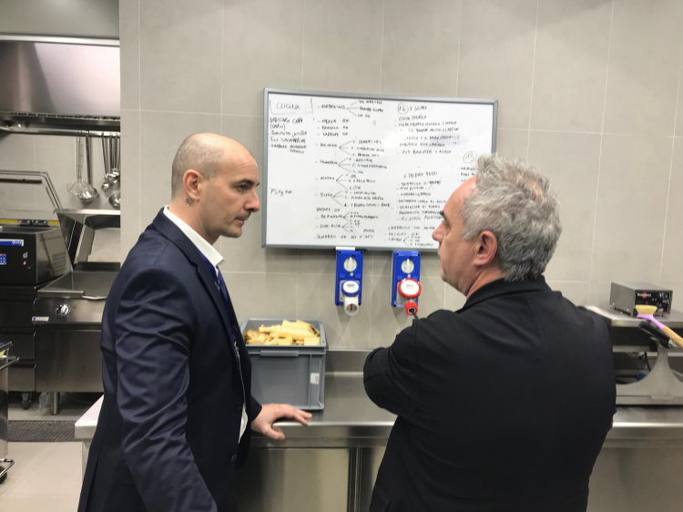 Federico Zanasi e Ferran Adrià discutono del menu