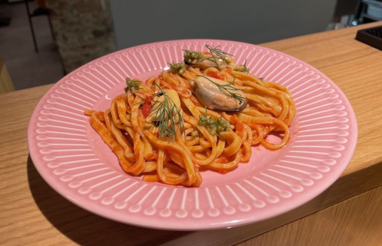 Tagliolini freddi, pomodoro fermentato, cozze marinate, aglio orsino
