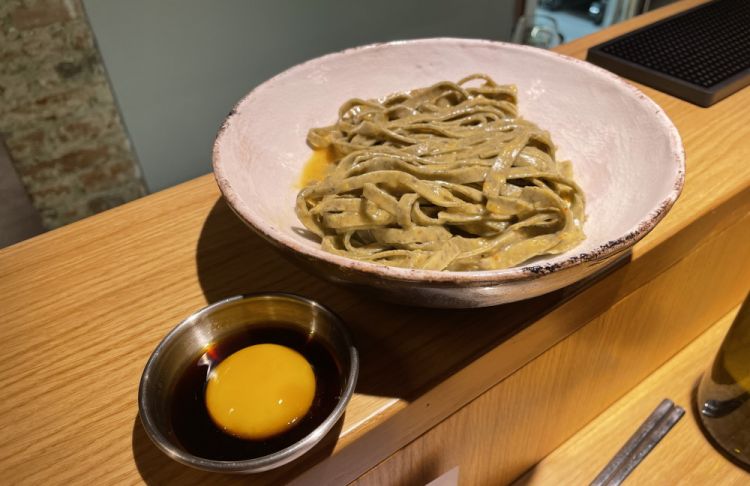 Tagliatelle di grano saraceno, burro, kimchi e tuorlo marinato in salsa di soia e olio di sesamo: un secondo piatto di pasta, scelto tra gli extra. Extra anche la componente golosa, fin dalla prima forchettata, con un grande equilibrio tra gli ingredienti
