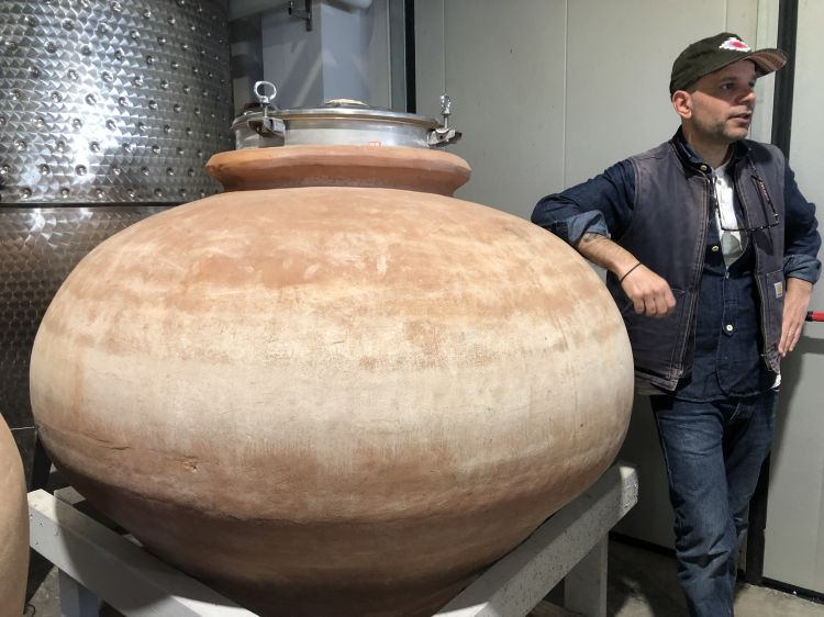 Francesco Cirelli e le anfore nelle quali conserva i suoi vini, un contenitore ideale per mantenere inalterato il corredo aromatico dei suoi nettari
