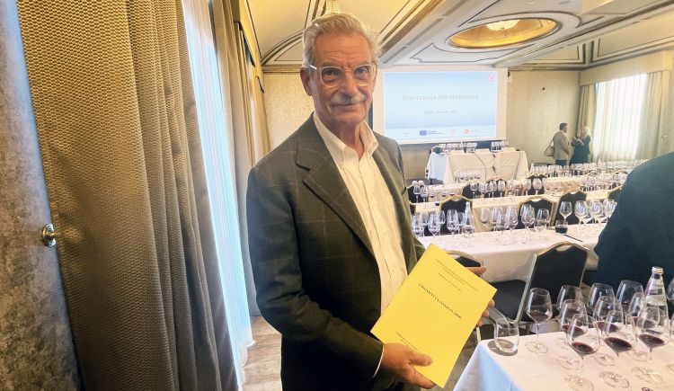 Carlo Ferrini con in mano il dossier finale del Progetto Chianti Classico 2000