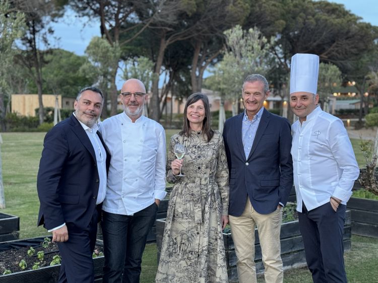 Vito Spalluto, Franco Pepe e chef D'Ambrosio con la proprietà del 7Pines. L'obiettivo è aprire altri 15 7Pines in Europa nei prossimi 10 anni