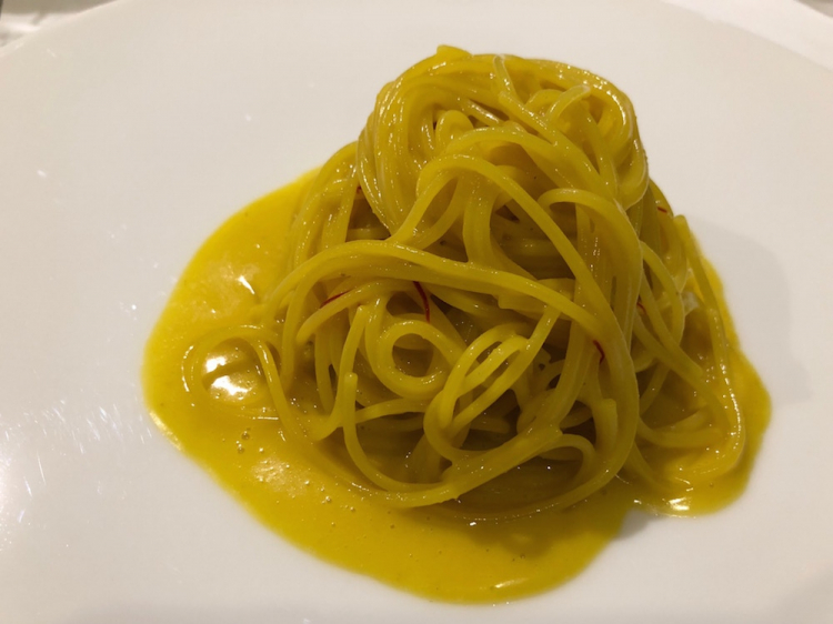 Spaghettini allo zafferano, cotti in 3 brodi: cipolla, acqua di parmigiano e carne. Succulenti, buonissimi