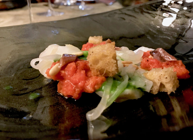 Insalata di baccalà, cipolle, pomodoro, acciughe e pinoli