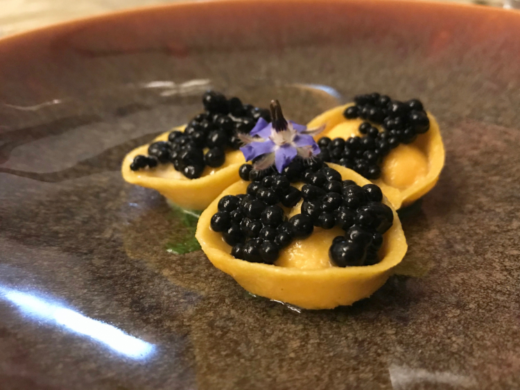 Raviolo di mais tostato e caviale di nero di seppia