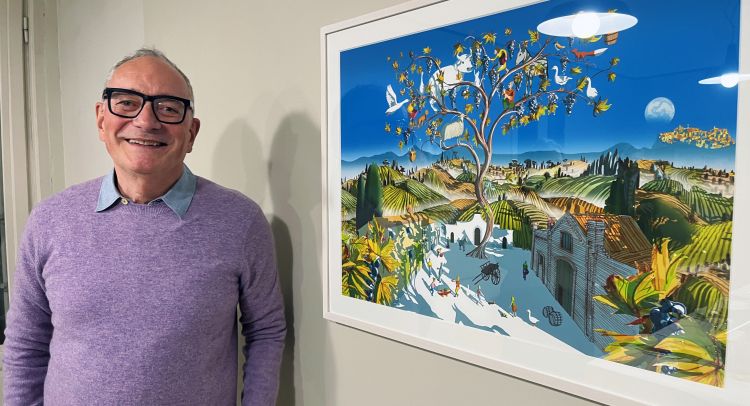 L'illustratore Carlo Stanga con l'opera realizzata per Avignonesi
