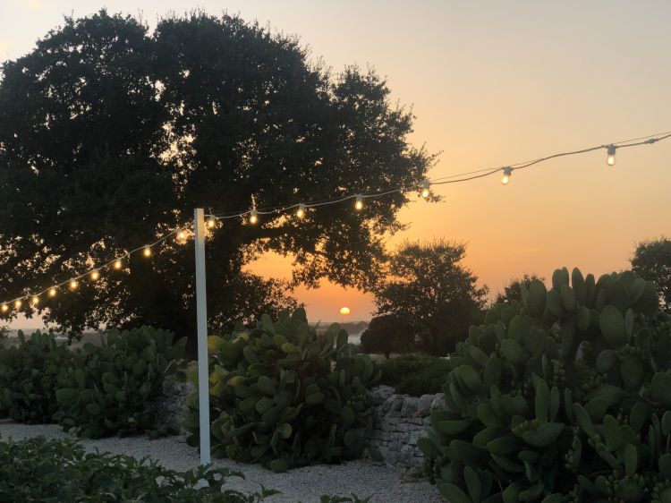 Il meraviglioso tramonto, nonchè il momento più atteso del giorno al Nina Trulli Resort
