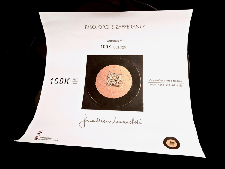 A tutti coloro che mangiano il celebre Riso, oro e zafferano viene rilasciata questa pergamena che certifica l'assaggio, "100.000 riso, oro e zafferano dal 1981 al 2017", che fa riferimento a una richiesta dello stesso Marchesi, curioso di sapere lo scorso anno quanti di questi piatti fossero stati serviti fino ad allora. Dopo aver fatto due calcoli approssimativi, grazie al confronto con l’azienda che fornisce le foglie d’oro, si giunse alla cifra di circa 100.000 piatti. Da allora ogni ordinazione successiva è numerata, a noi è toccata la 1.329
