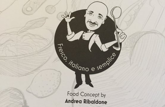 La ristorazione è affidata ad Andrea Ribaldone, qui rappresentato dai suoi uomini di fiducia Nicola Angelini (in cucina) e Matteo Bertolino (in sala)

