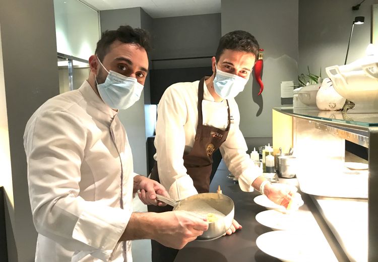Riccardo Forapani e Edoardo Traverso al lavoro nelle cucina di via Romagnosi 3 a Milano
