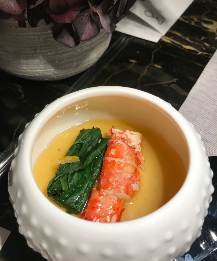 Chawanmushi: budino salato di king crab, salsa ginan, yuzukosho e spinaci al vapore Foto: AC