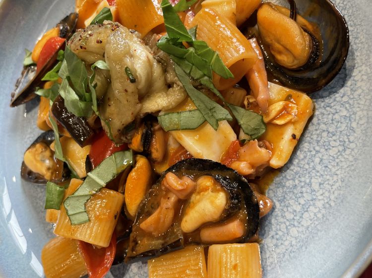 Mezze maniche, salsa mediterranea con cozze e vongole, melanzana e basilico