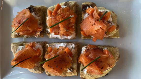 Focaccia di kefir con il suo yogurt, salmone, caro