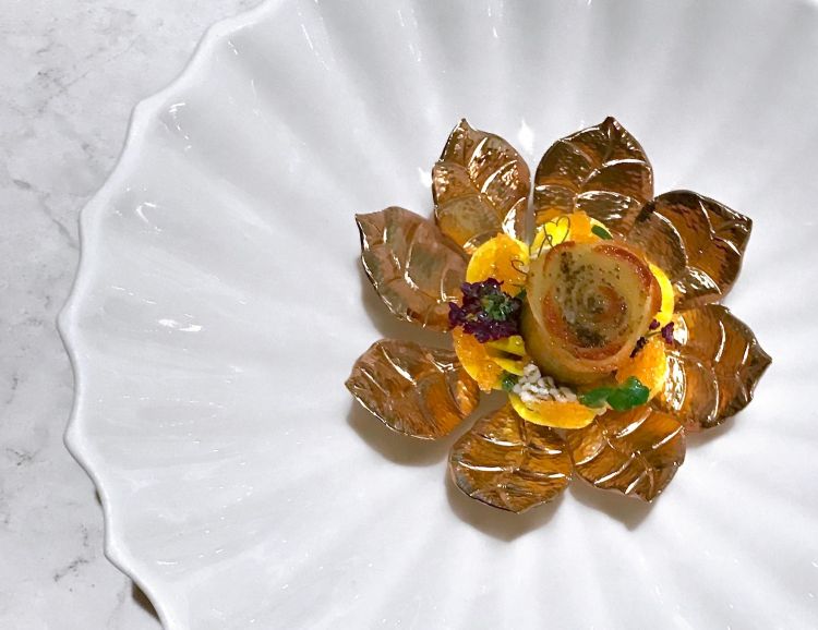 Rosa vegetale "Roi Soleil", crostata di fiori di sambuco, formaggio di capra e löjrom (ossia uova di coregone bianco. Il pesce proviene dalle acque di una specifica parte del Golfo di Botnia)
