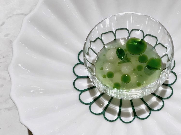 Succo spremuto a freddo di sedano, uva spina, menta e pera