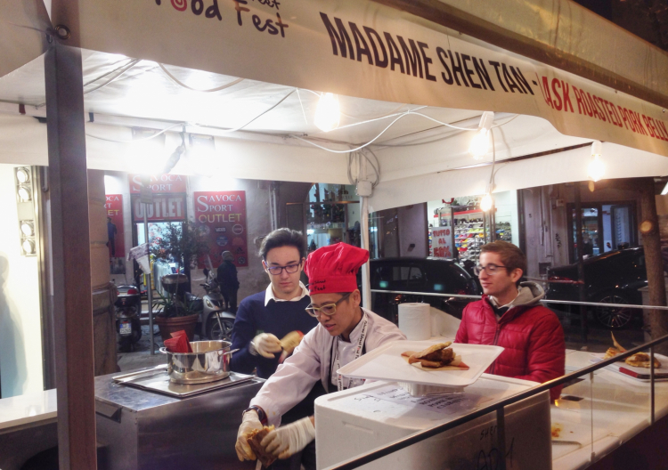 Lo stand di Madame Shen Tan, cuoca di street food da Singapore
