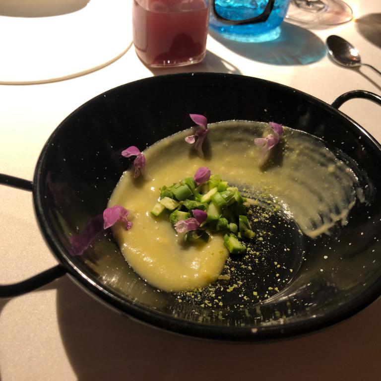 "Scarpetta" con pane agli asparagi, crema di asparagi e asparagi croccanti accompagnati da succo di uva Barbera
