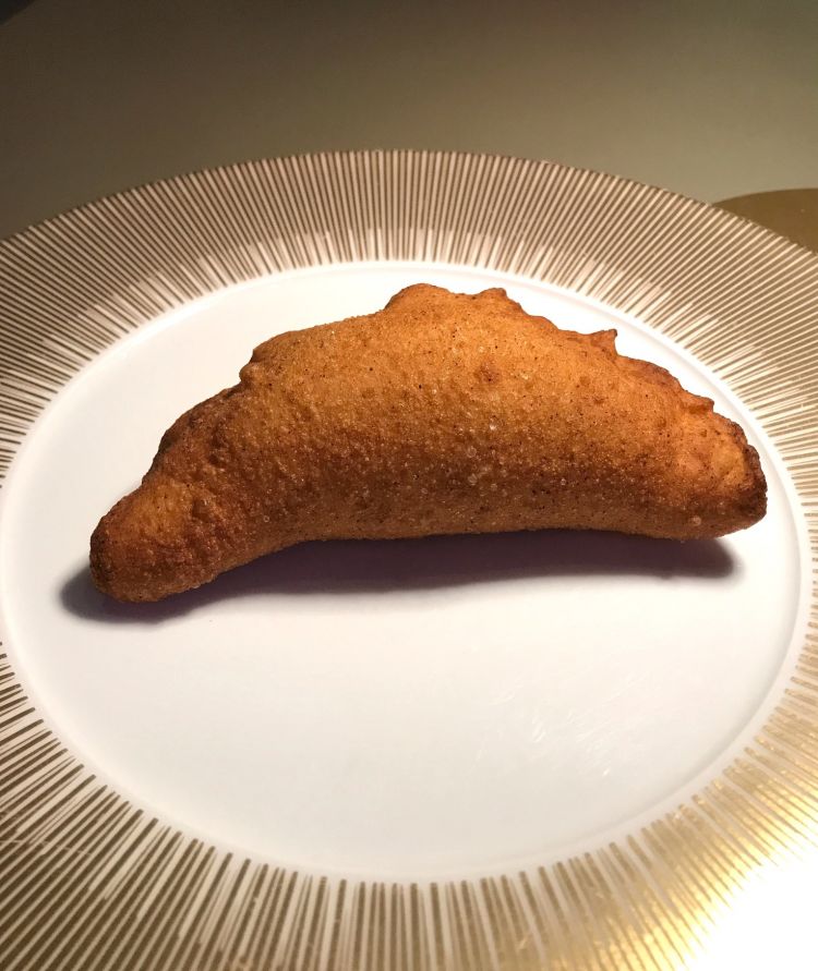 Battilocchio Don Vincenzo 2.0 Mezza pizza fritta con ricotta e Provola dei Monti - Foto Annalisa Cavaleri