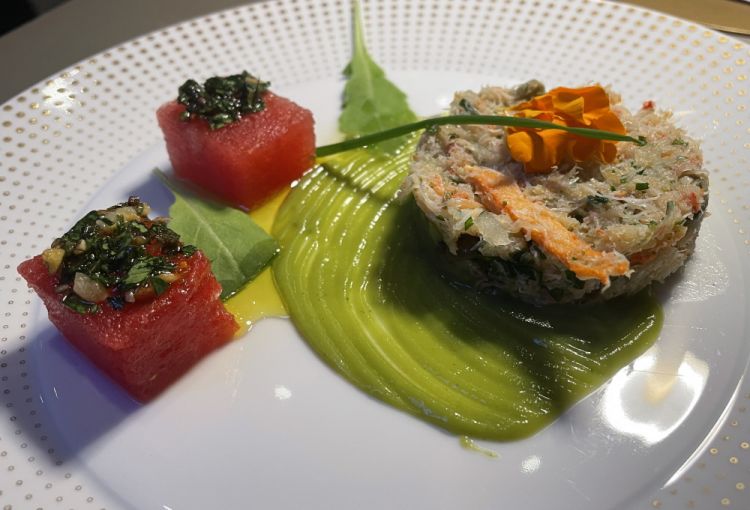 Carne di granchio marinata in foglia di combava e sciroppo di zenzero, purea di piselli, anguria con aglio e olio d’oliva
