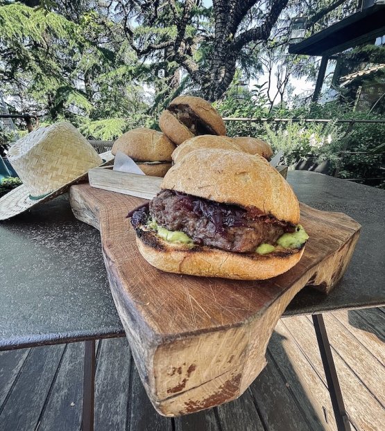 Le golose proposte di Cecchini panini: rosetta artigianale che contiene un burger di manzo da 200 grammi
