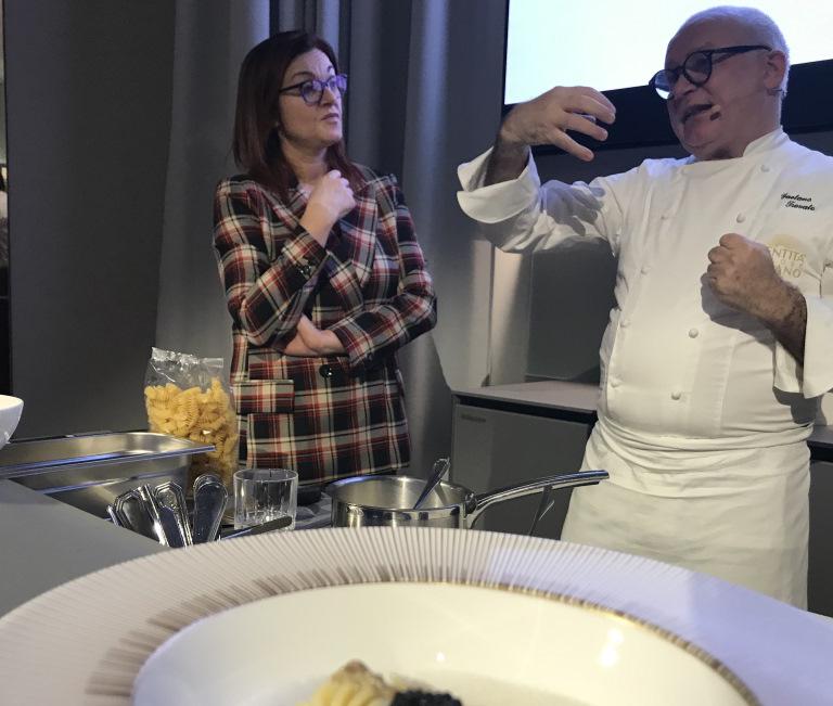 Trovato con la giornalista Eleonora Cozzella, incaricata come d'abitudine di condurre la lezione dello chef ospite di Identità di Pasta
