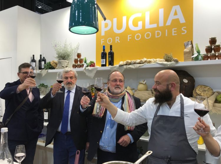 Un brindidi alla Puglia: il modo migliore per festeggiare la partenza del progetto Puglia, Identità e storie di gola
