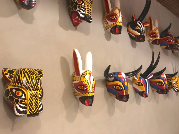 On the walls, original masks from Colombia - Photo AC
