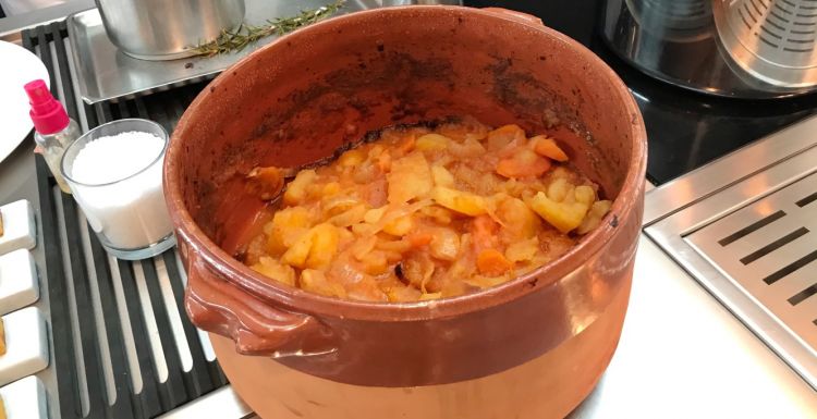Una parte rilevante della bontà di questo risotto sta in questo coccio, in cui cuociono patate e carote di Polignano e cipolle di Giarratana. Da qui, la crema che arricchisce il piatto
