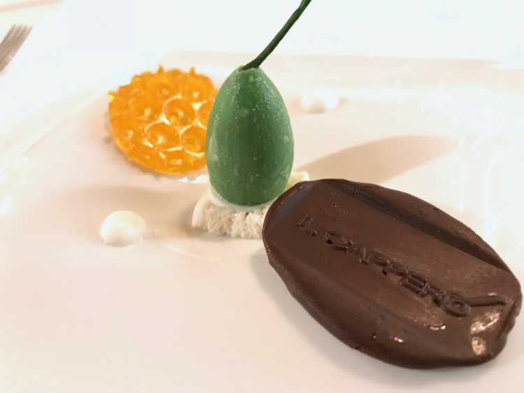 I dessert sono un gradino sotto al resto. Qui Cioccolato fondente 70%, capperi, limone, cioccolato bianco, mousse allo yogurt, gelatina di miele
