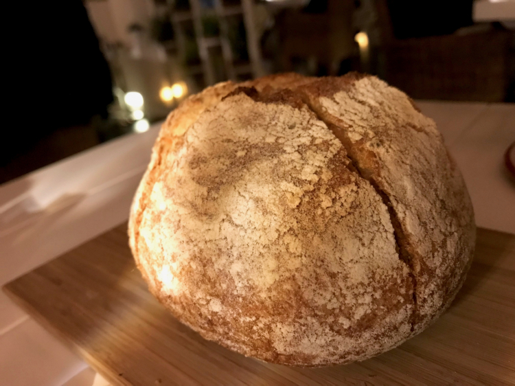 ...come anche il pane: 36 ore di maturazione, 12 di lievitazione con lievito madre, 70% di farina di grano Senatore Cappelli, 30% di Maiorca
