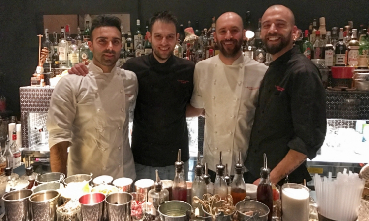 La squadra di Carlo e Camilla in Segheria: da sinistra Luca Pedata (chef), Filippo Sisti (barman), Carlo Gallarato (sous chef), Federico Volpe (secondo barman)
