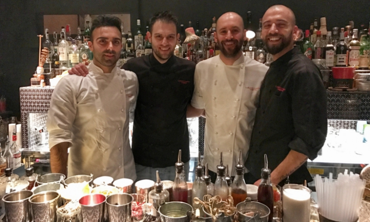 La squadra di Carlo e Camilla in Segheria: da sinistra Luca Pedata (chef), Filippo Sisti (barman), Carlo Gallarato (sous chef), Federico Volpe (secondo barman)
